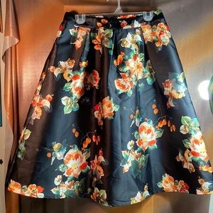 Size L Lara full black skirt with flowers. 30” waist. More like a medium. 125‎